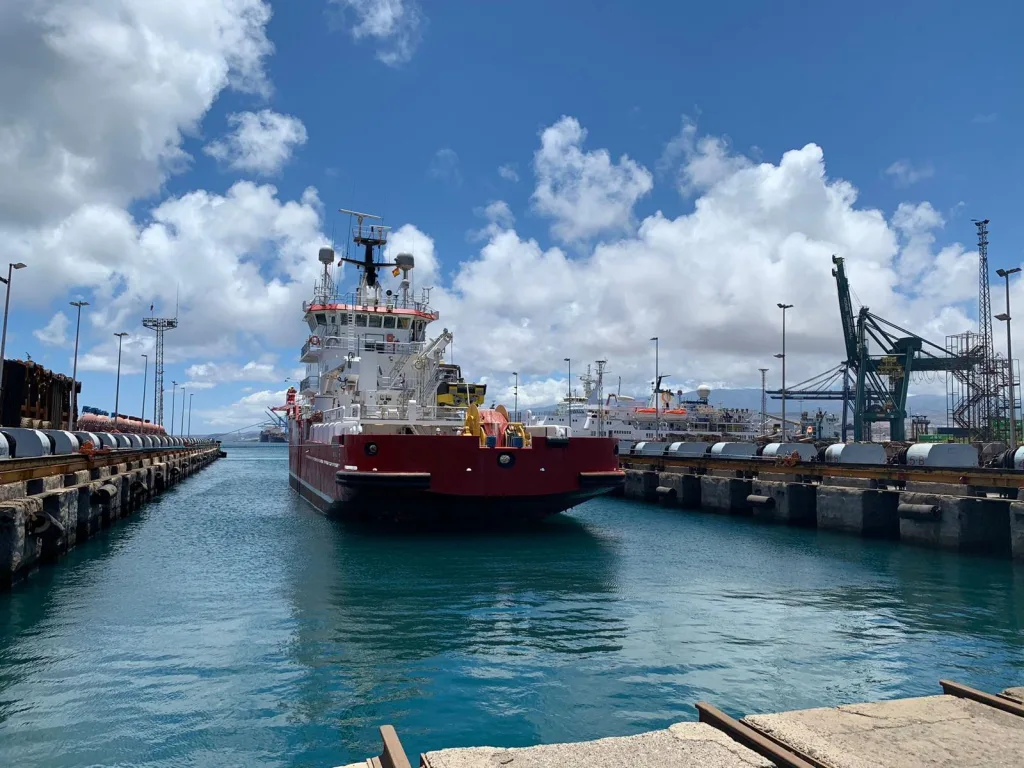Barco atracando en puerto de Las Palmas